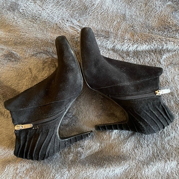 Black suede 4” heel boots in good used condition women size 8.5M - Picture 3 of 8